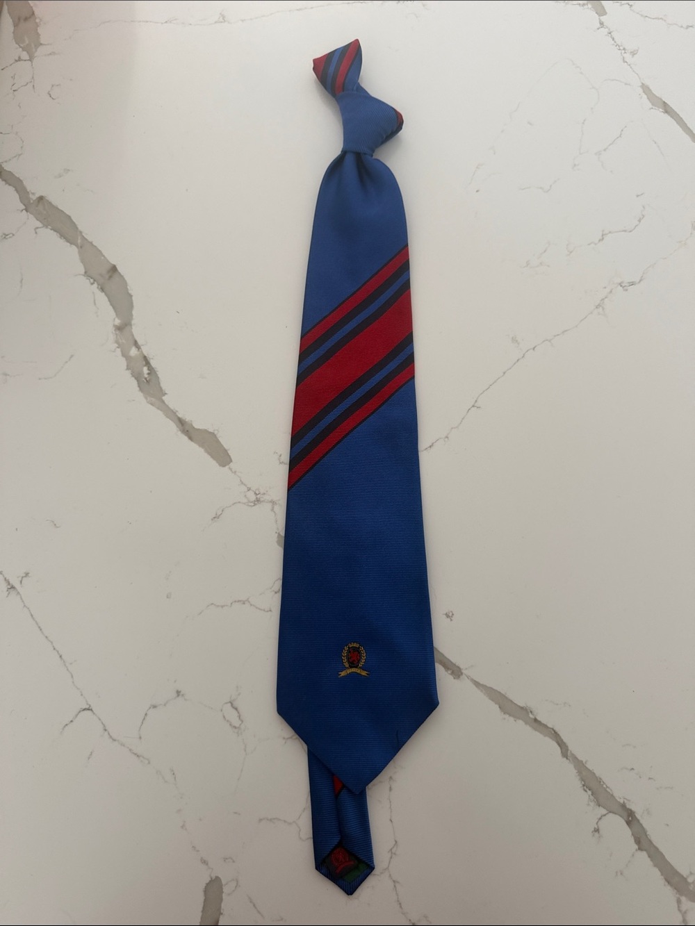 Tommy Hilfiger Classic Blue Red Crest Striped Men's Tie Academia 100% Silk